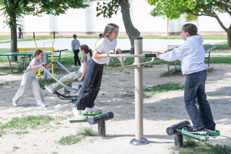 Megújult a Kossuth iskola fitneszparkja, új kapu teszi biztonságosabbá az udvart az intézményben